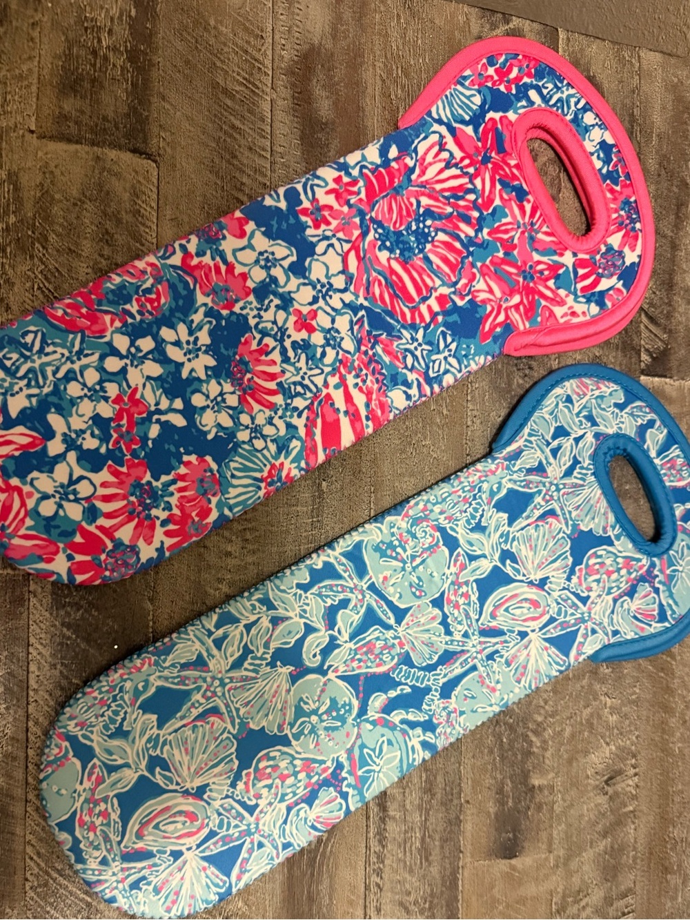 Brand New! Lilly Pulitzer Floral Neoprene Set of 2 Wine Totes in Pink & Blue! - Picture 2 of 4